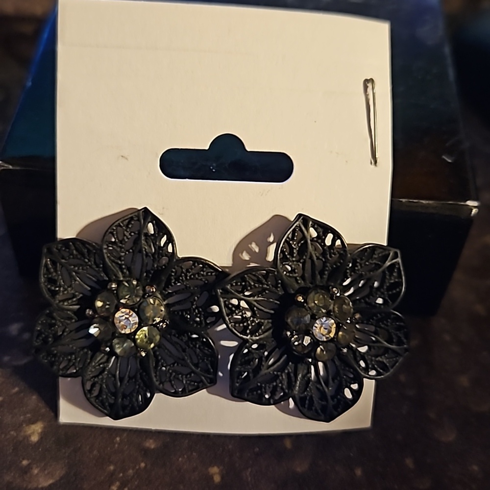 Black Metal Rhinestone Flower Pierced Earrings
